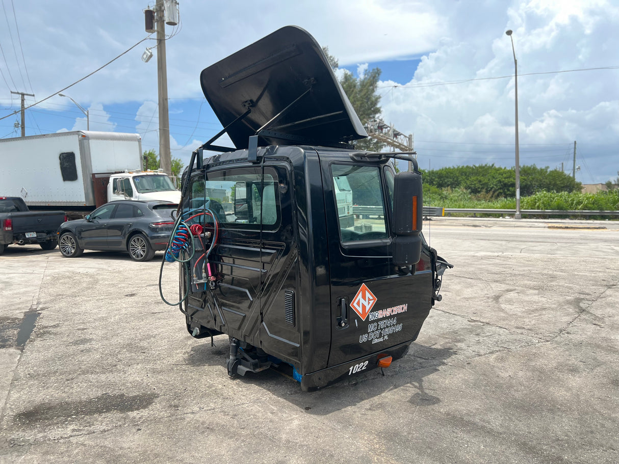 2005 International 8600 SBA Cab