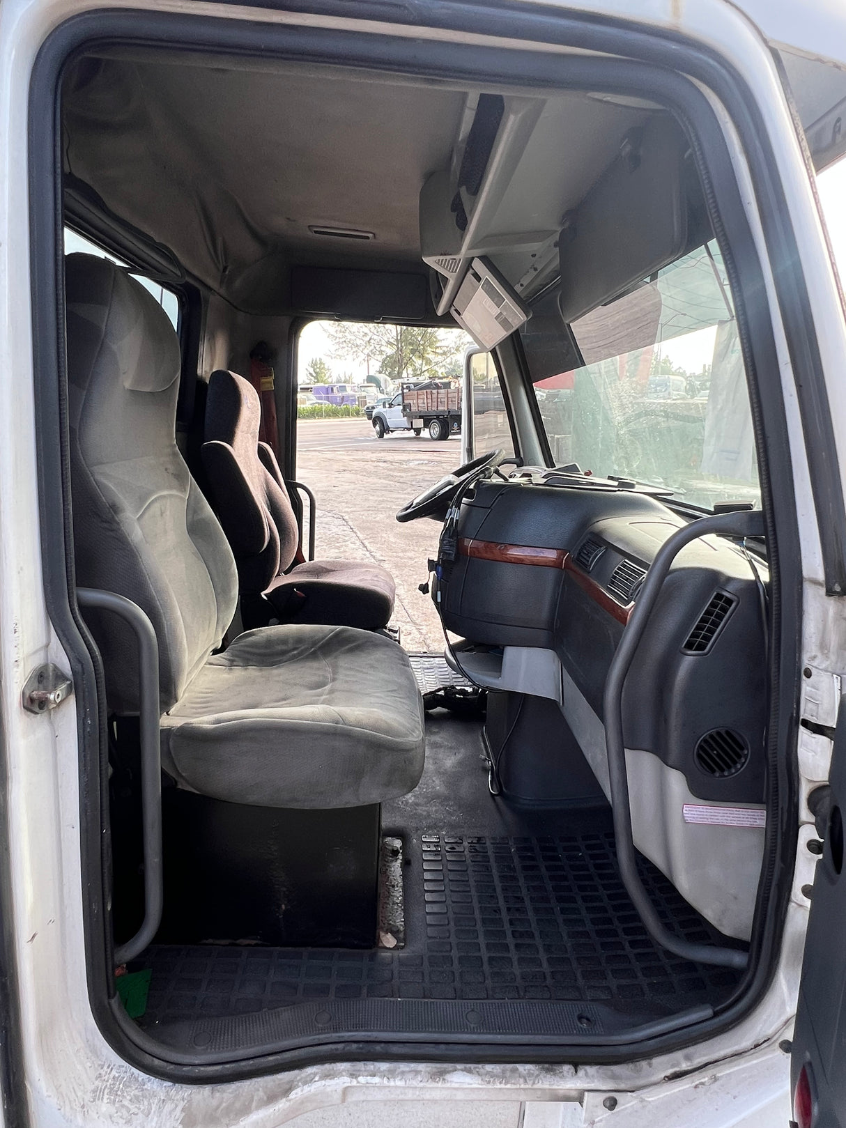 2006 Volvo VNL Conventional-New Generation CAB