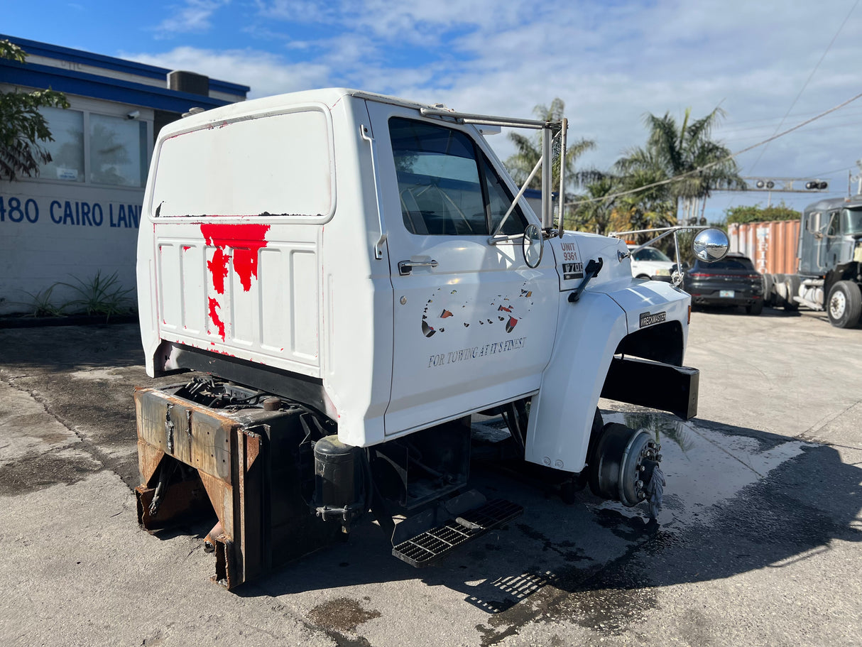 1994 FORD F700 Conventional CAB Shell