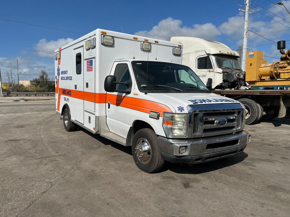 2009 FORD E450 SUPER DUTY Full-Size Van Ambulance/ Truck