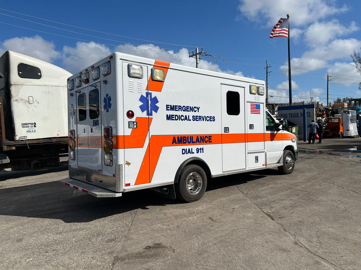 2009 FORD E450 SUPER DUTY Full-Size Van Ambulance/ Truck