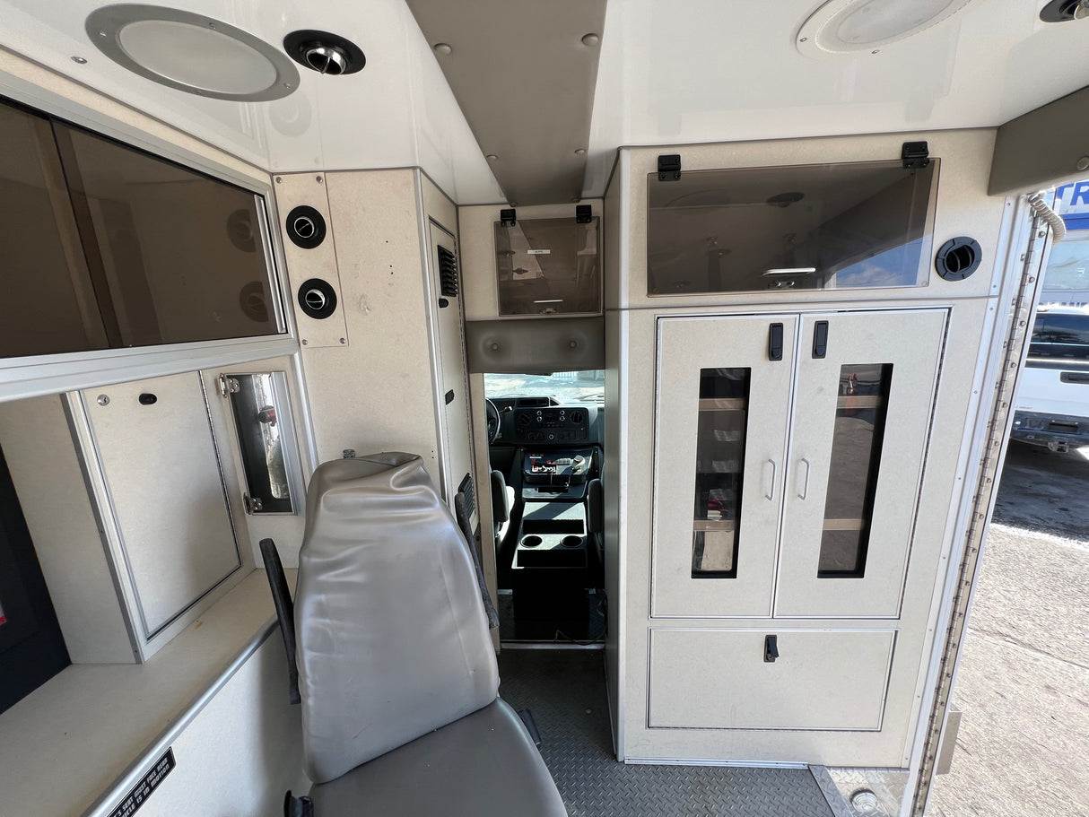 2009 FORD E450 SUPER DUTY Full-Size Van Ambulance/ Truck