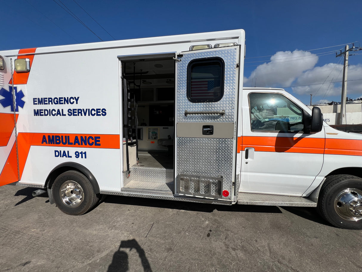 2009 FORD E450 SUPER DUTY Full-Size Van Ambulance/ Truck