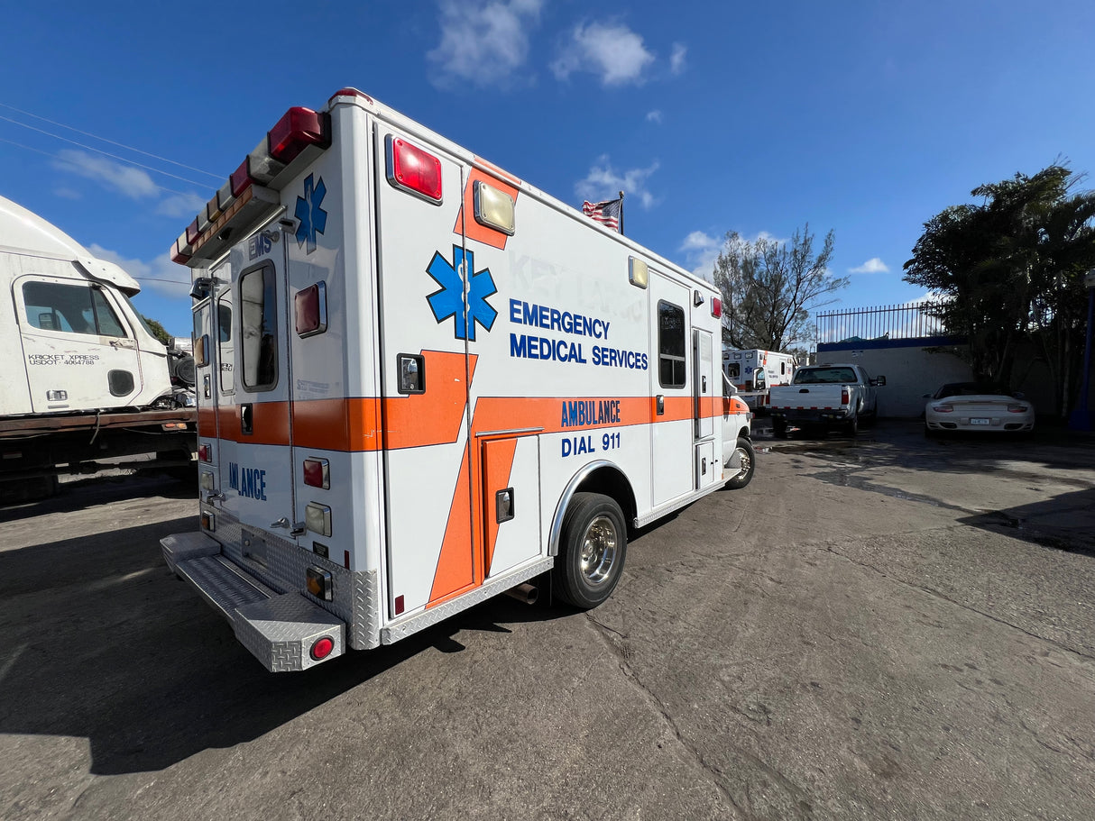 2003 FORD E450 SUPER DUTY Full-Size Van Ambulance/Truck