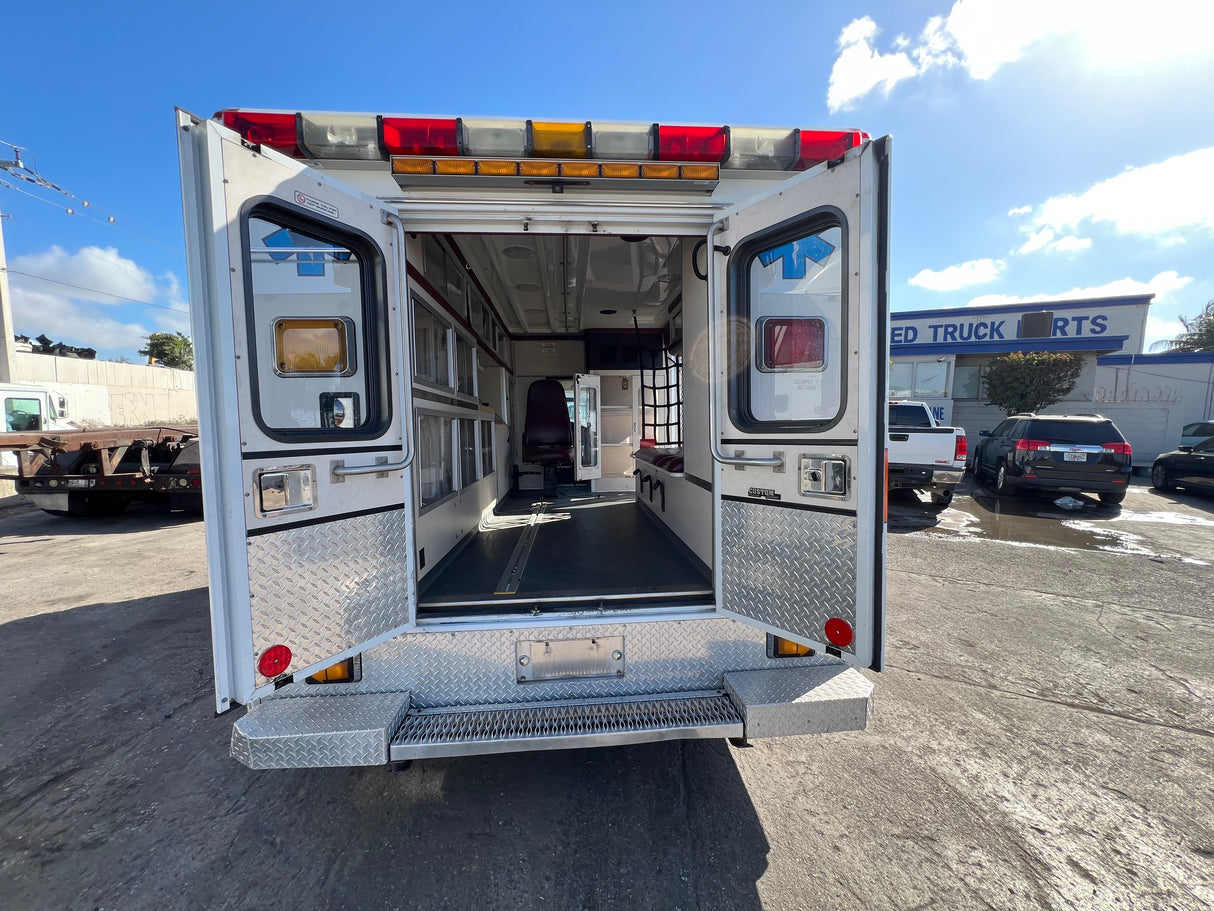2003 FORD E450 SUPER DUTY Full-Size Van Ambulance/Truck
