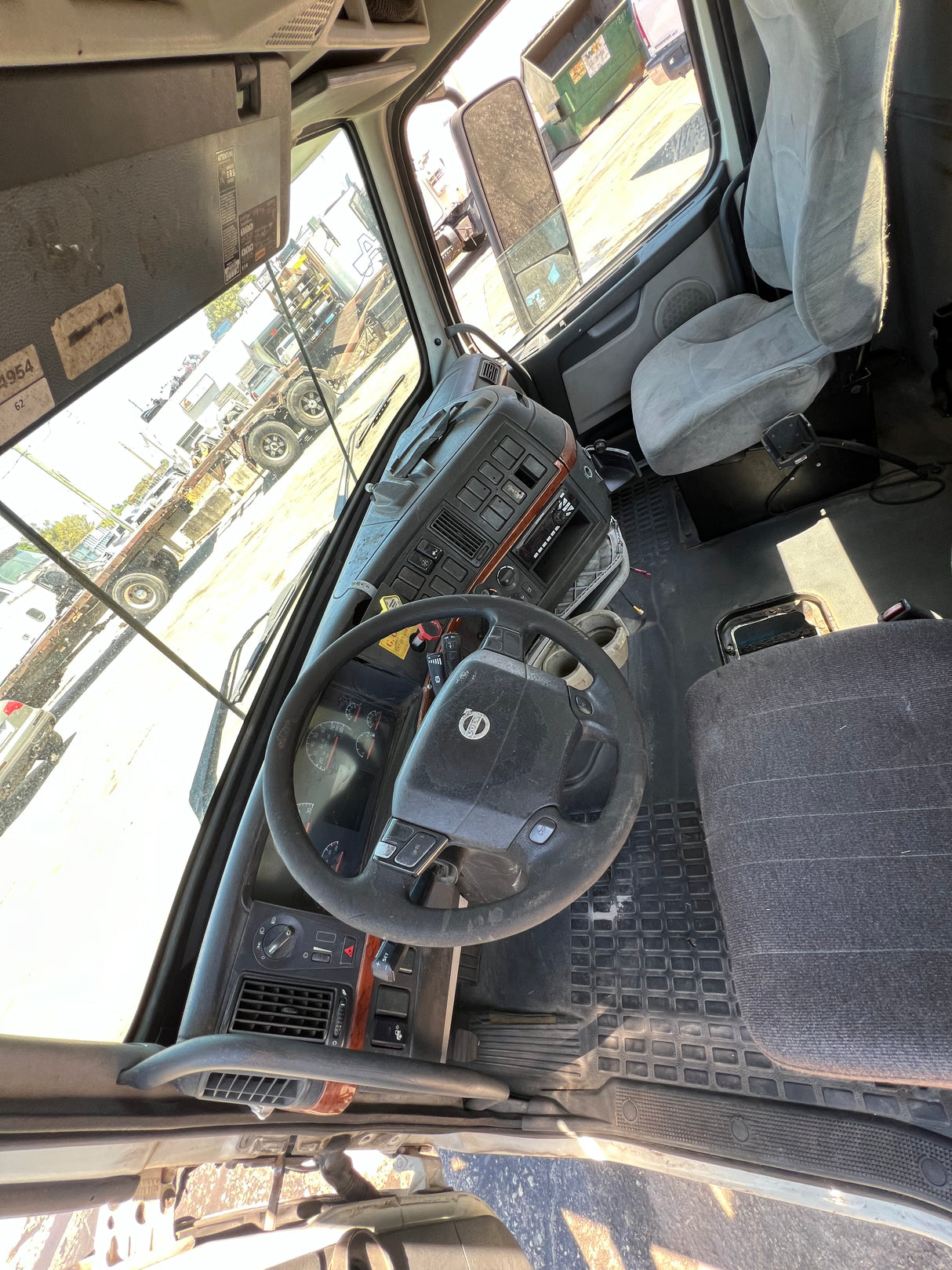 2006 VOLVO VNL NEW-GENERATION CAB SHELL For Sale