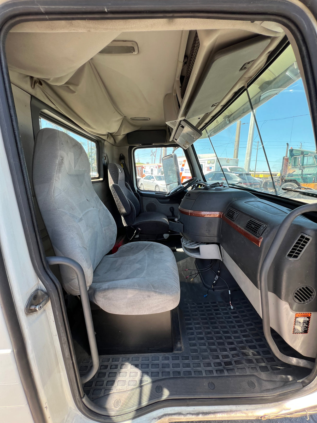 2006 VOLVO VNL NEW-GENERATION CAB SHELL For Sale