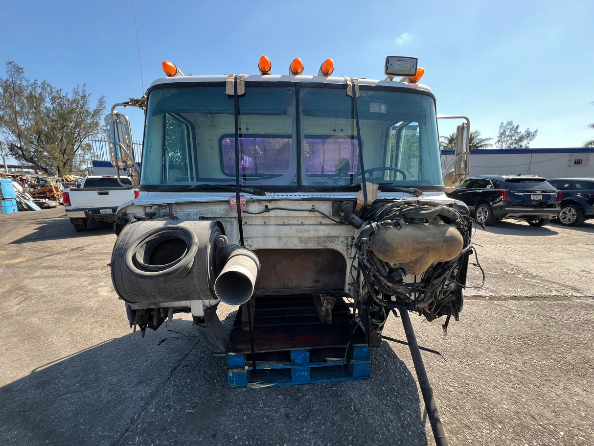 Volvo VNL Cab
