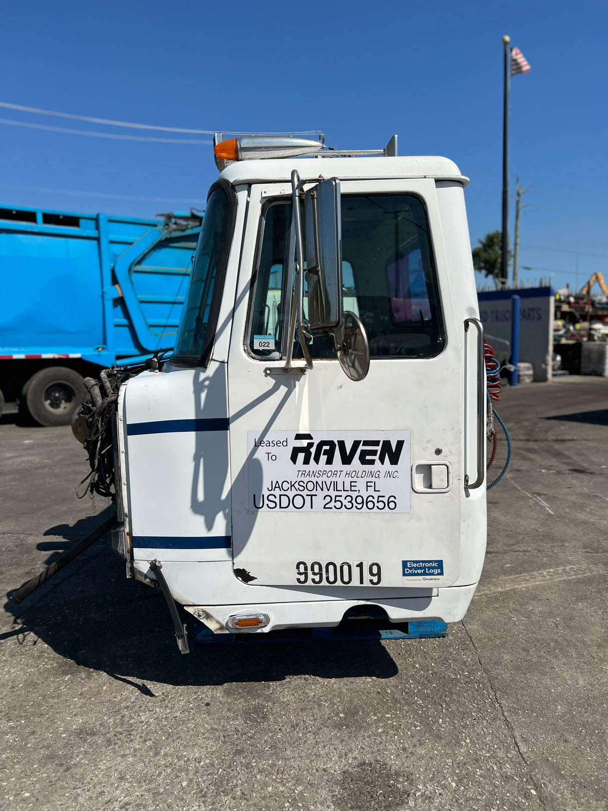 Volvo VNL Cab