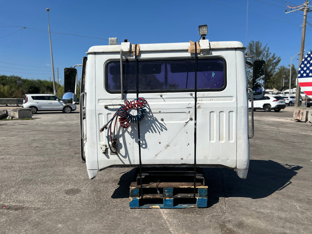 Volvo VNL Cab