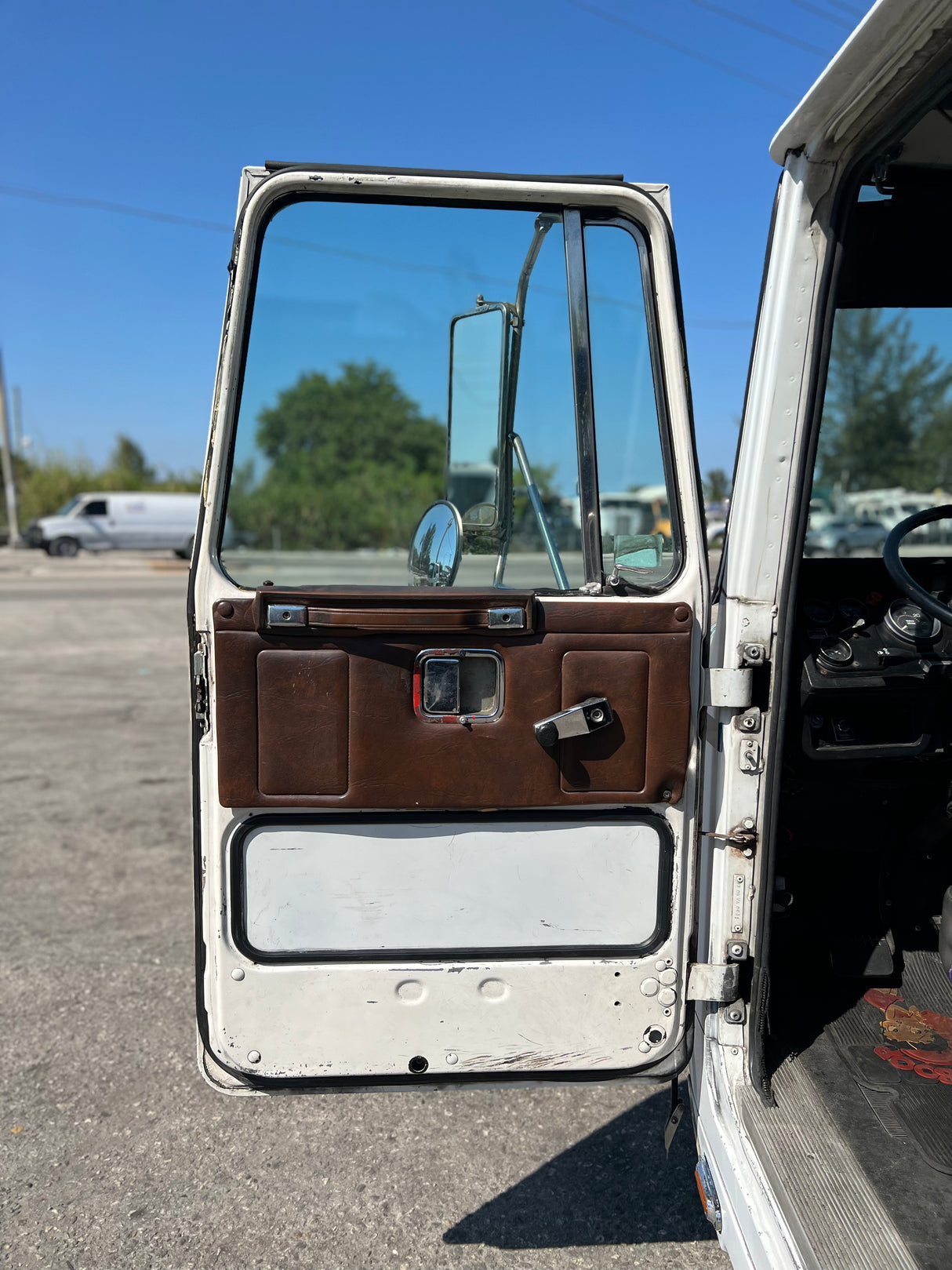 Volvo VNL Cab