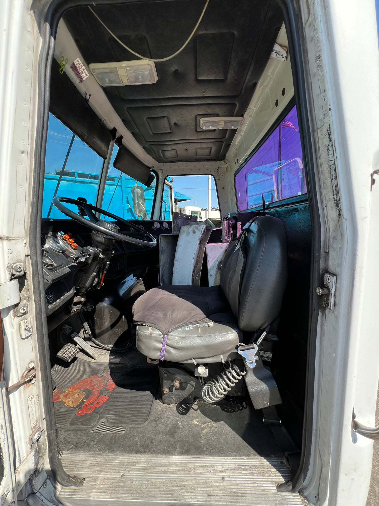Volvo VNL Cab
