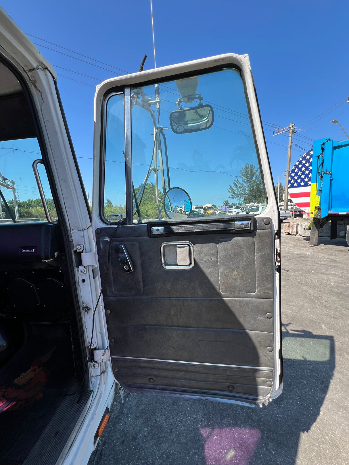 Volvo VNL Cab