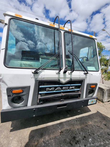 2011 Mack LEU613 Series 600 Garbage Truck W/ Mack MP7 Diesel Engine