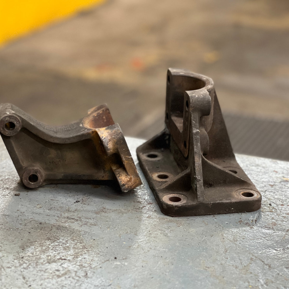 OEM GMC / Chevrolet Rear Engine Mount Bracket / Flywheel Housing Suppo ...