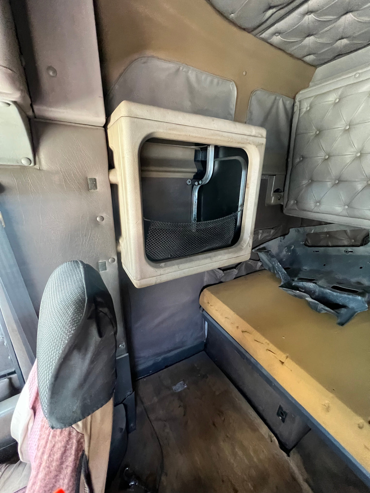 1997 International 9200 SBA Cab