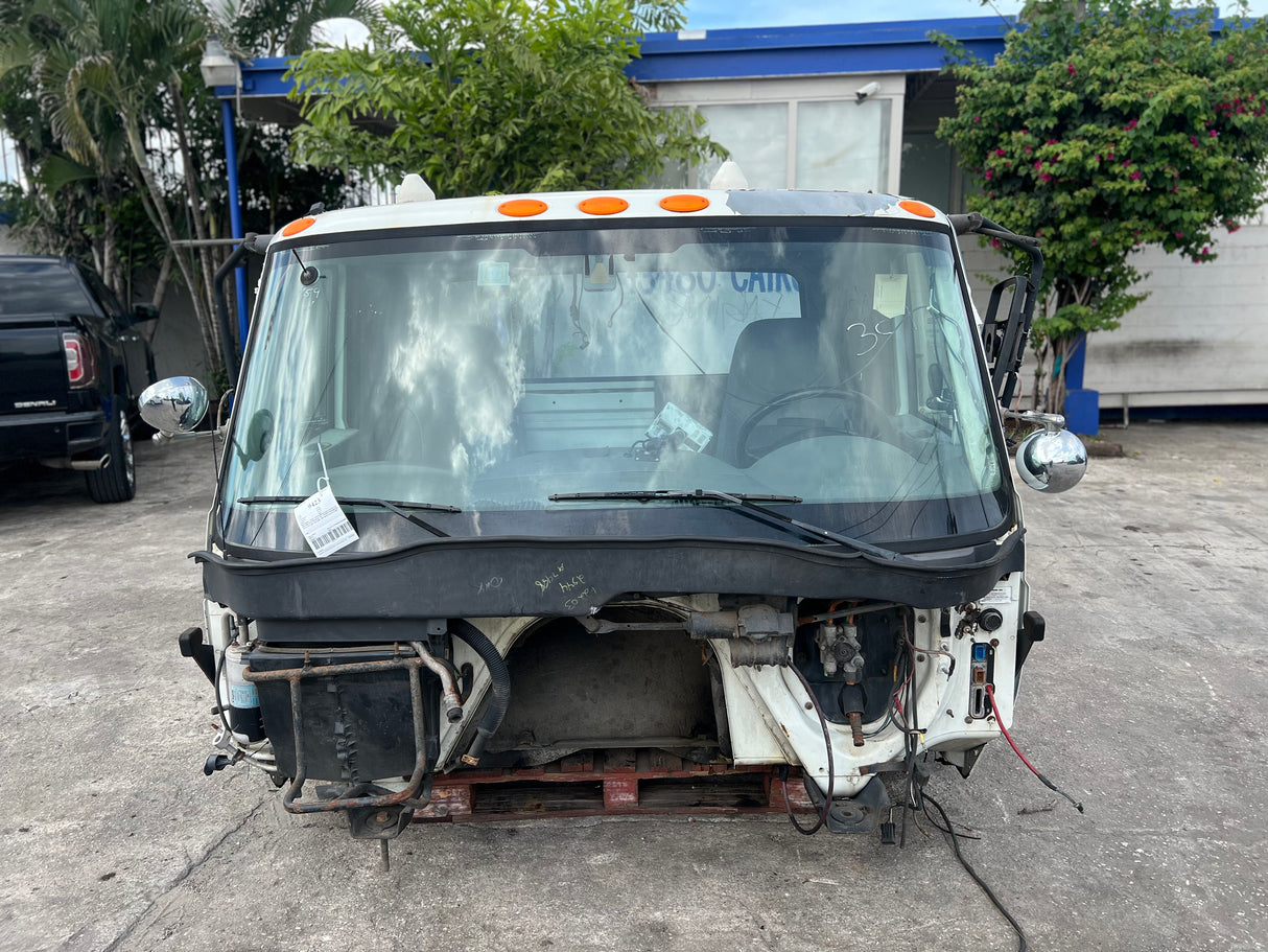 2004 International 4200 SBA - SET-BACK-AXLE Cab