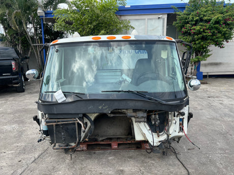 2004 International 4200 SBA - SET-BACK-AXLE Cab