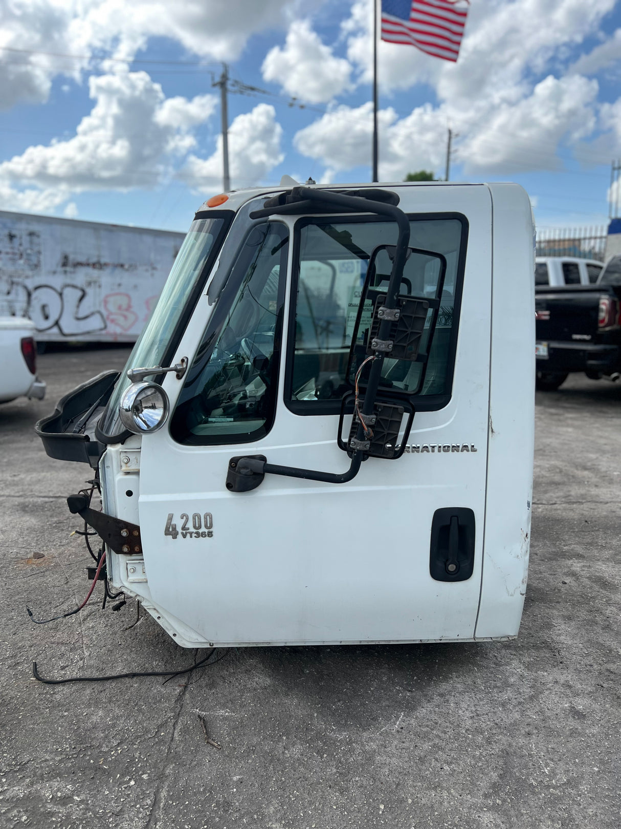 2004 International 4200 SBA - SET-BACK-AXLE Cab