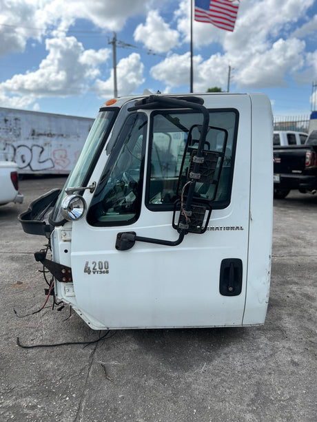 2004 International 4200 SBA - SET-BACK-AXLE Cab