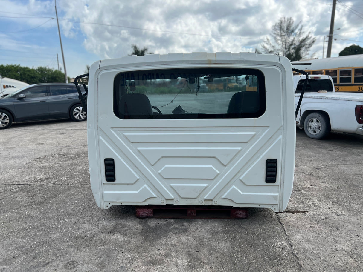 2004 International 4200 SBA - SET-BACK-AXLE Cab