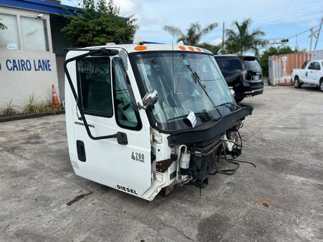 2004 International 4200 SBA - SET-BACK-AXLE Cab