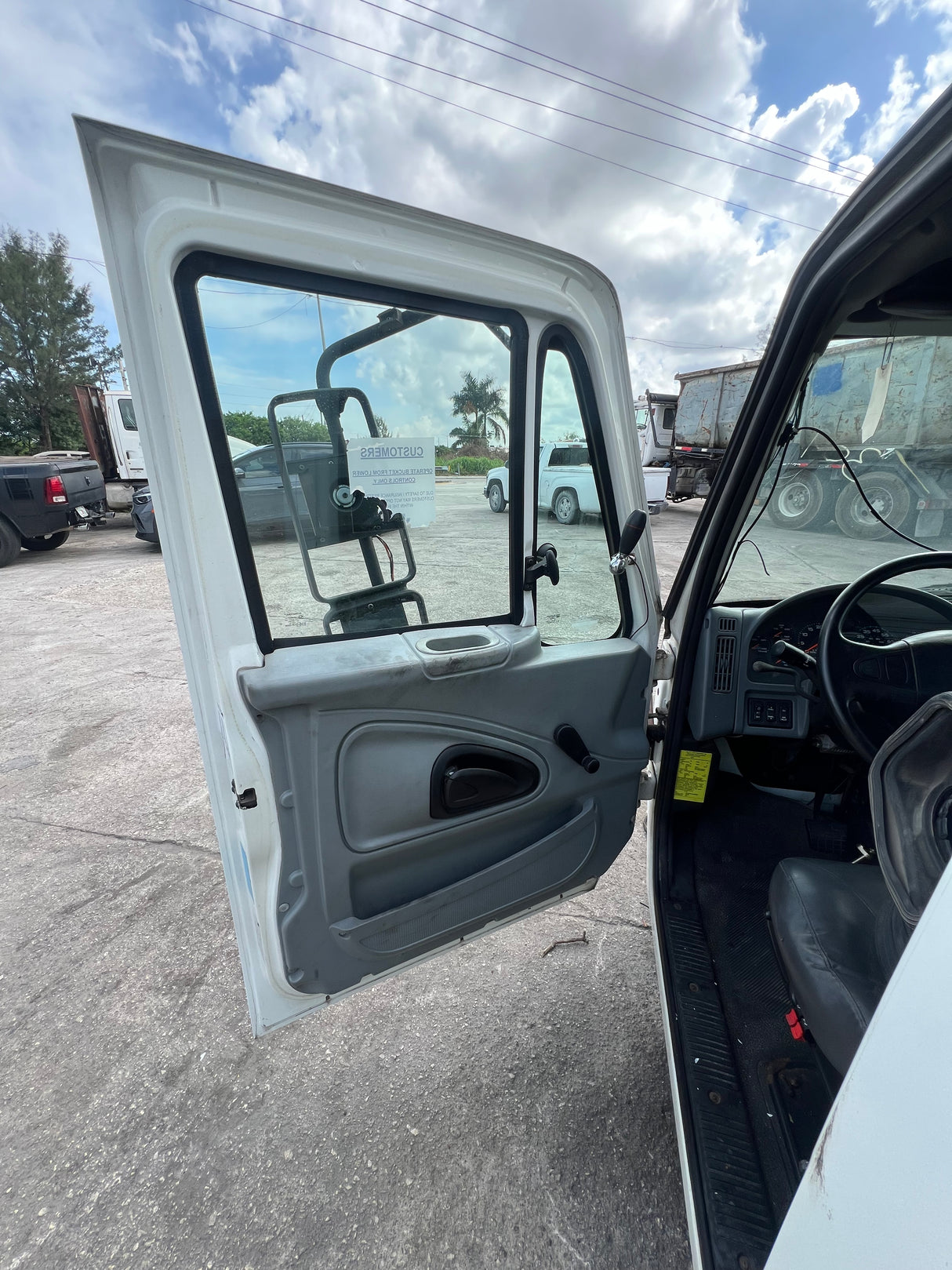 2004 International 4200 SBA - SET-BACK-AXLE Cab