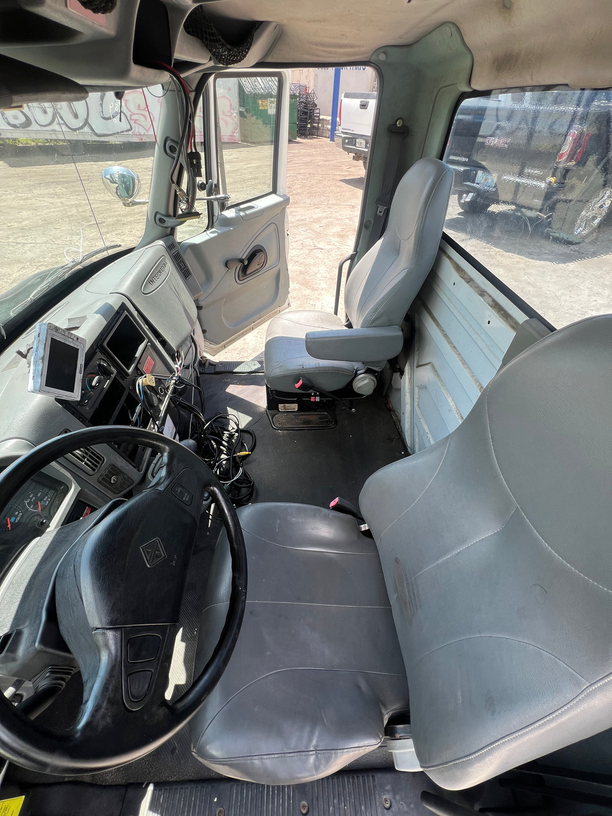 2004 International 4200 SBA - SET-BACK-AXLE Cab