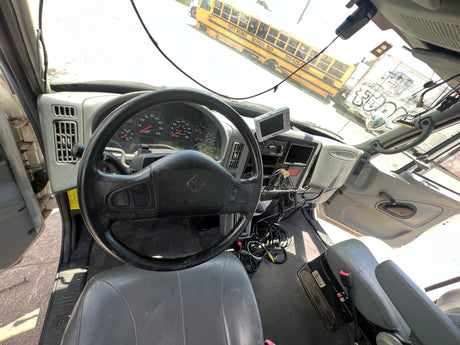 2004 International 4200 SBA - SET-BACK-AXLE Cab