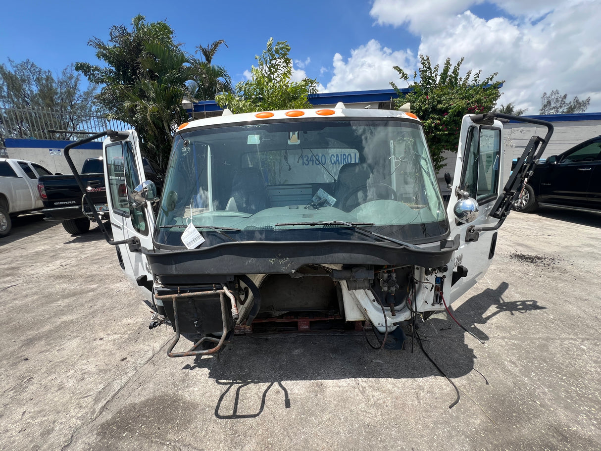 2004 International 4200 SBA - SET-BACK-AXLE Cab