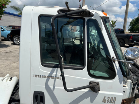 2004 International 4200 SBA - SET-BACK-AXLE Cab