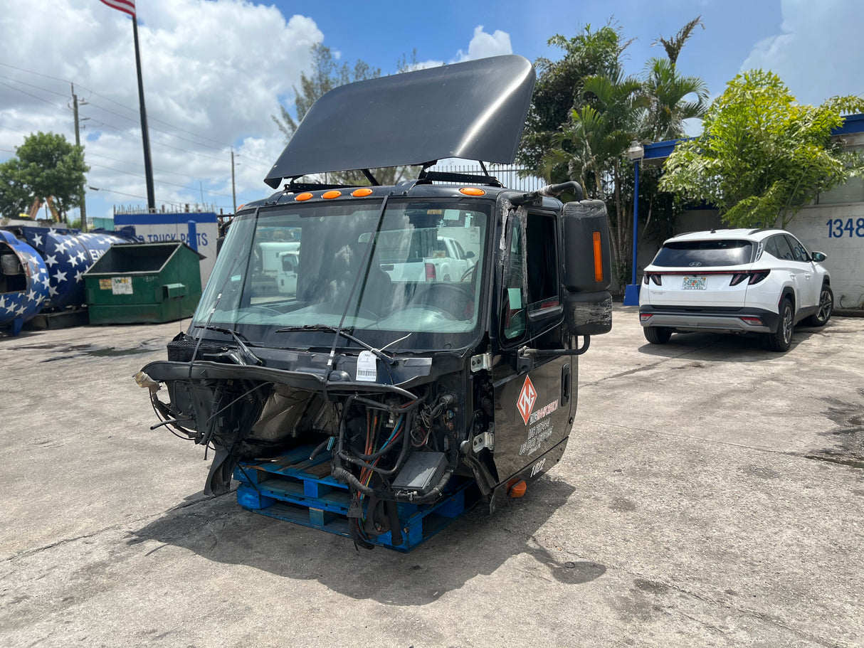 2005 International 8600 SBA Cab