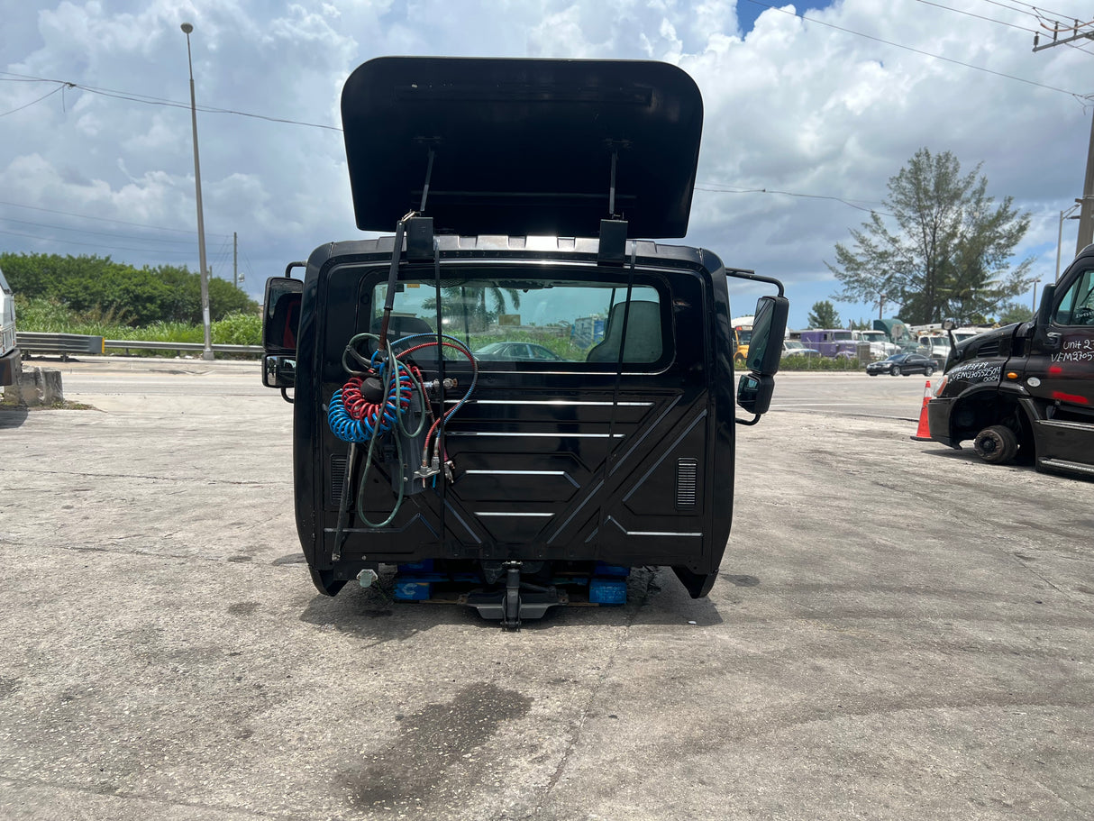 2005 International 8600 SBA Cab