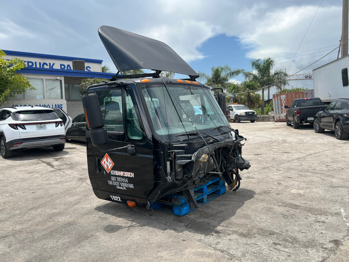 2005 International 8600 SBA Cab