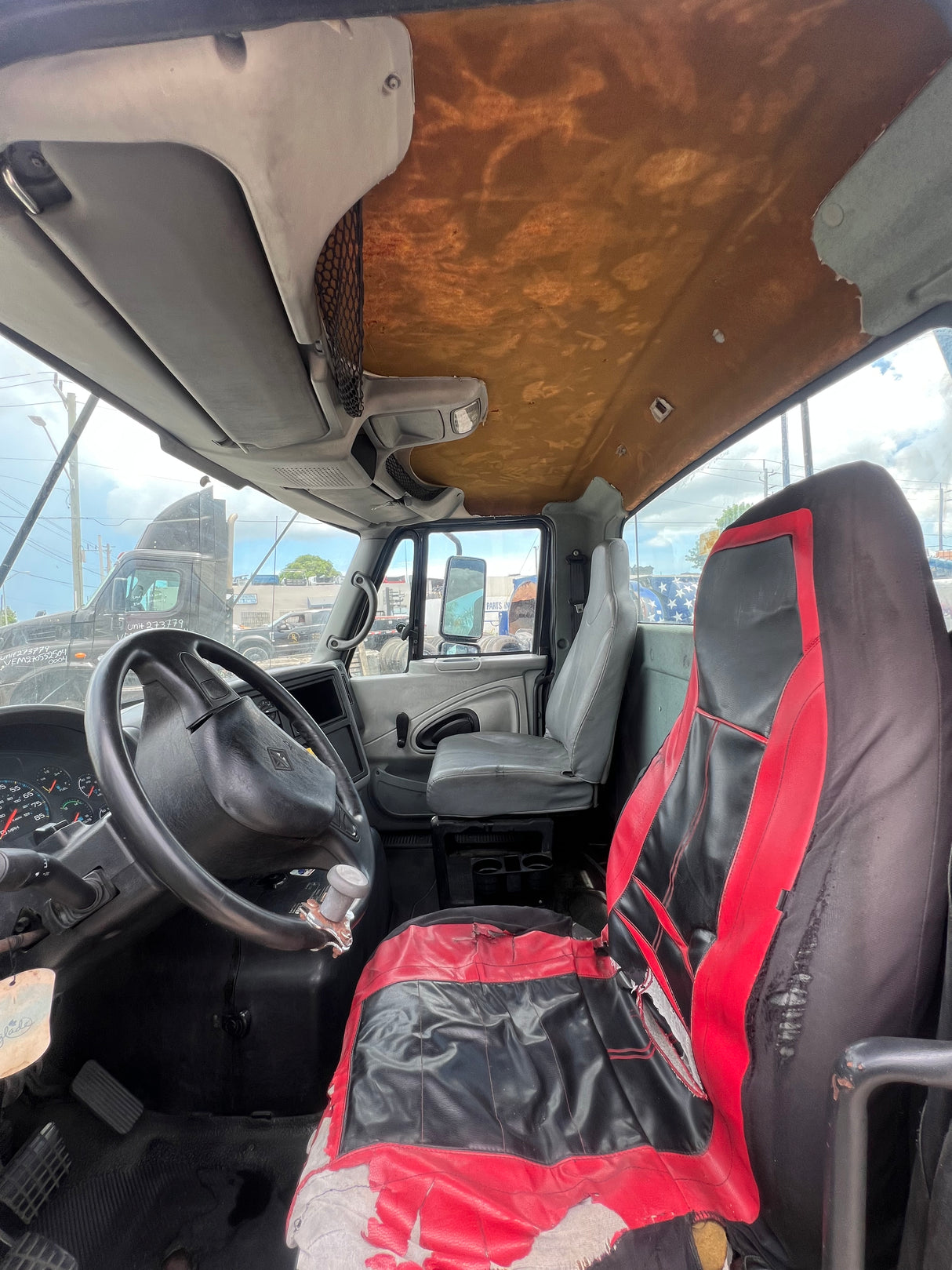 2005 International 8600 SBA Cab