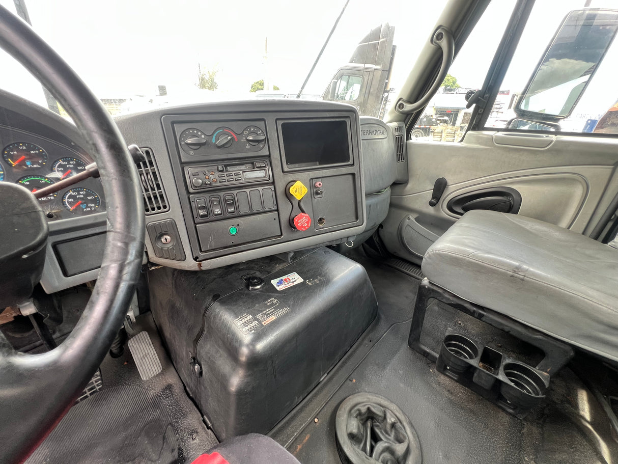 2005 International 8600 SBA Cab