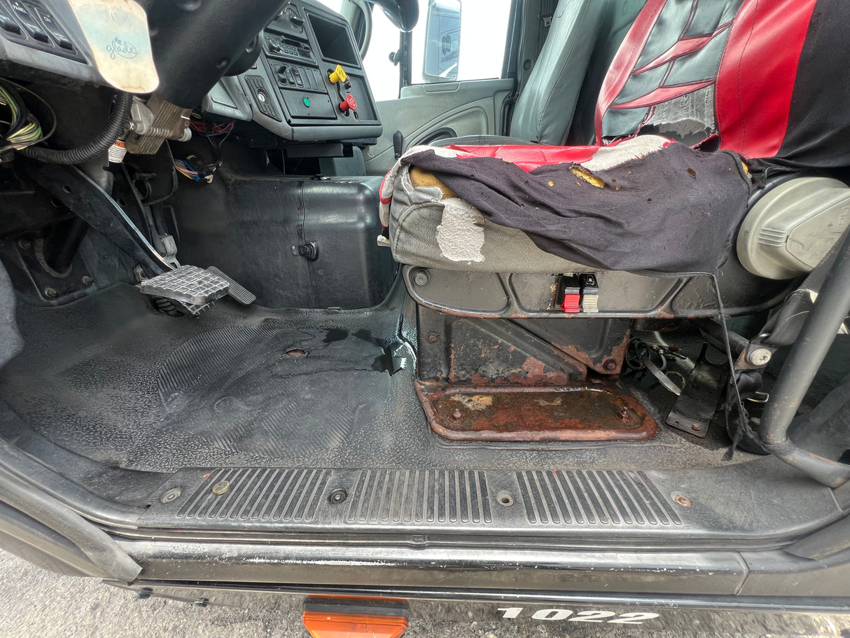 2005 International 8600 SBA Cab