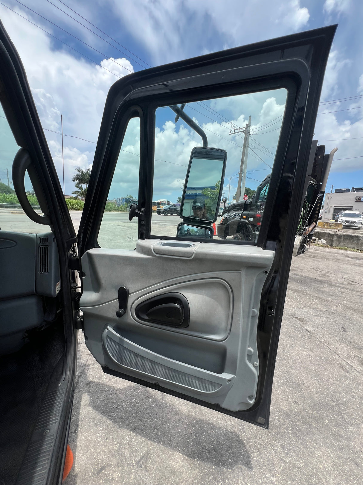 2005 International 8600 SBA Cab