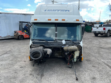 2004 Freightliner Columbia 120 Conventional CAB