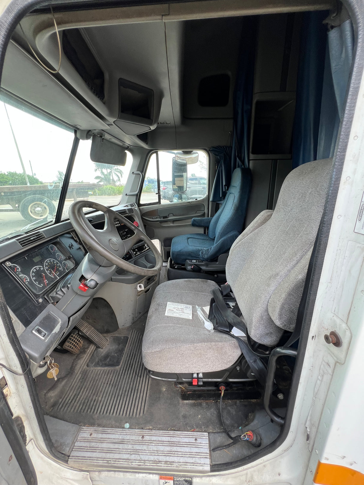 2004 Freightliner Columbia 120 Conventional CAB
