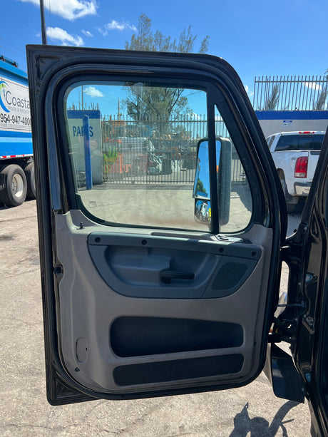 2014 Freightliner Cascadia 113 CAB Shell
