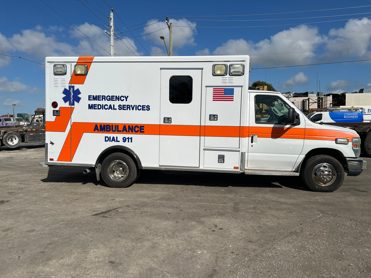 2009 FORD E450 SUPER DUTY Full-Size Van Ambulance/ Truck