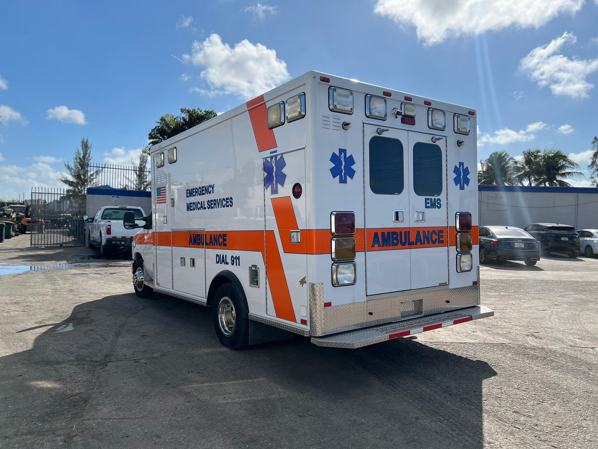2009 FORD E450 SUPER DUTY Full-Size Van Ambulance/ Truck