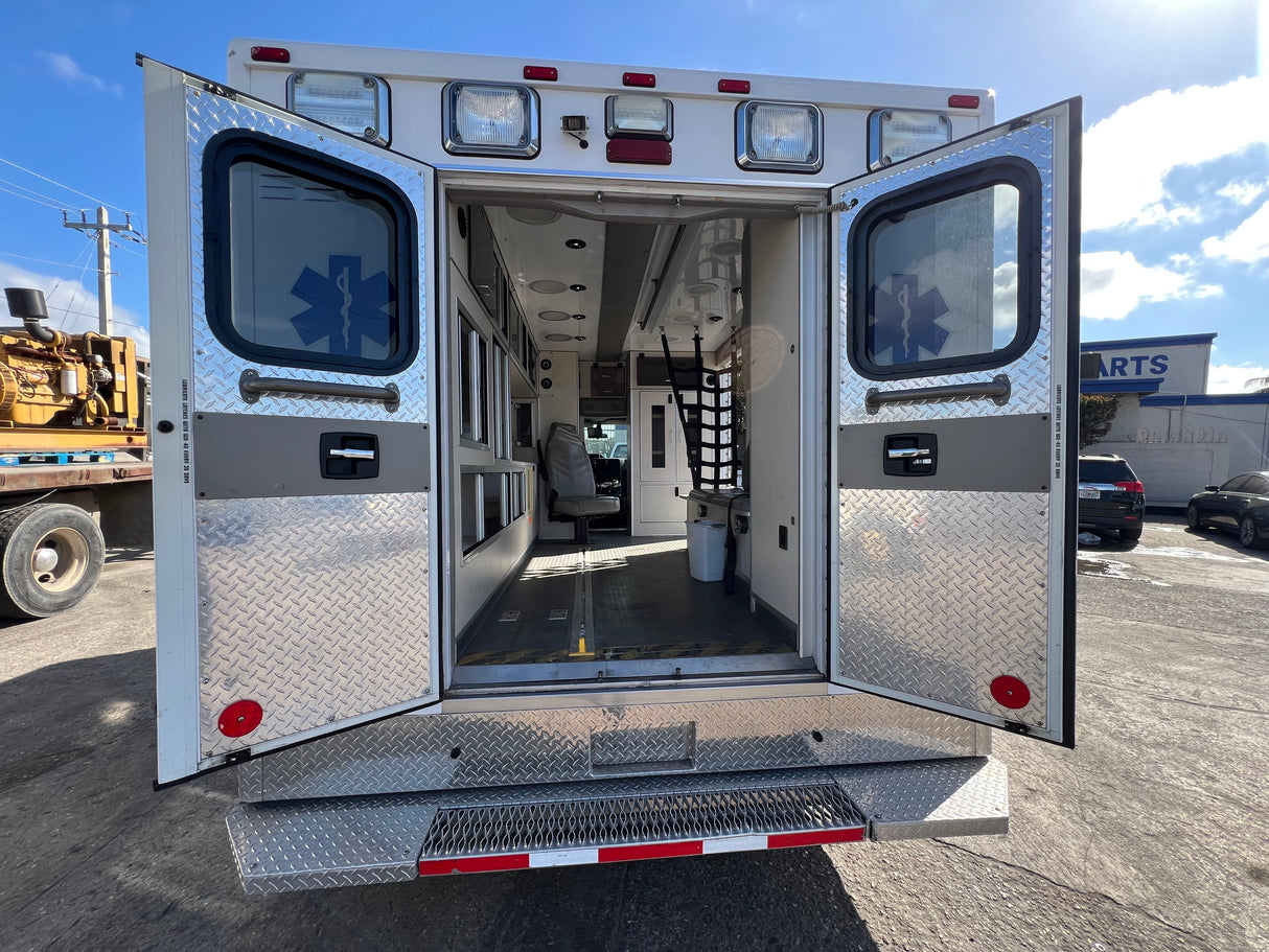2009 FORD E450 SUPER DUTY Full-Size Van Ambulance/ Truck
