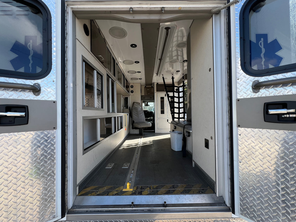 2009 FORD E450 SUPER DUTY Full-Size Van Ambulance/ Truck
