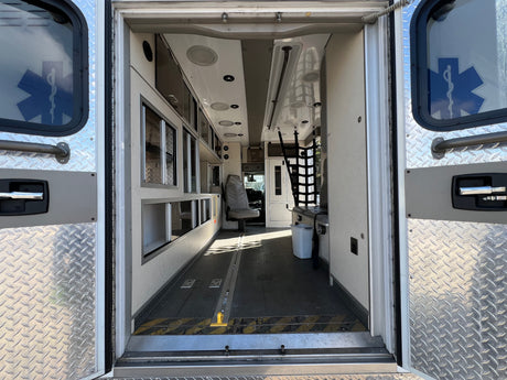 2009 FORD E450 SUPER DUTY Full-Size Van Ambulance/ Truck