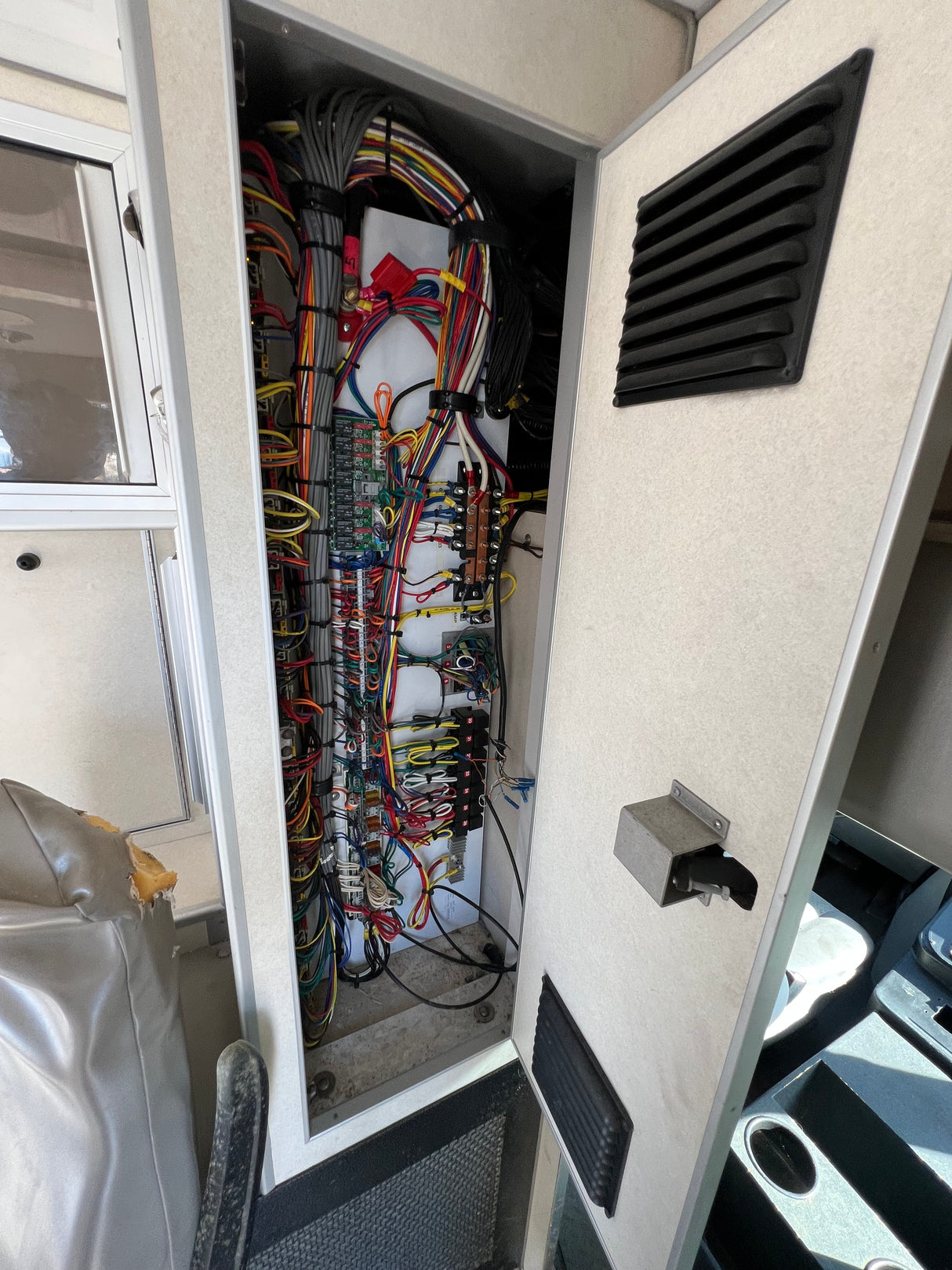 2009 FORD E450 SUPER DUTY Full-Size Van Ambulance/ Truck