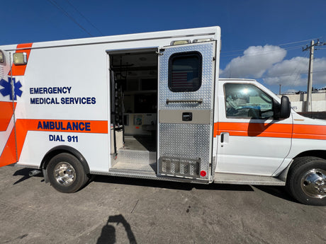 2009 FORD E450 SUPER DUTY Full-Size Van Ambulance/ Truck
