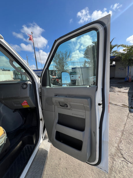 2009 FORD E450 SUPER DUTY Full-Size Van Ambulance/ Truck