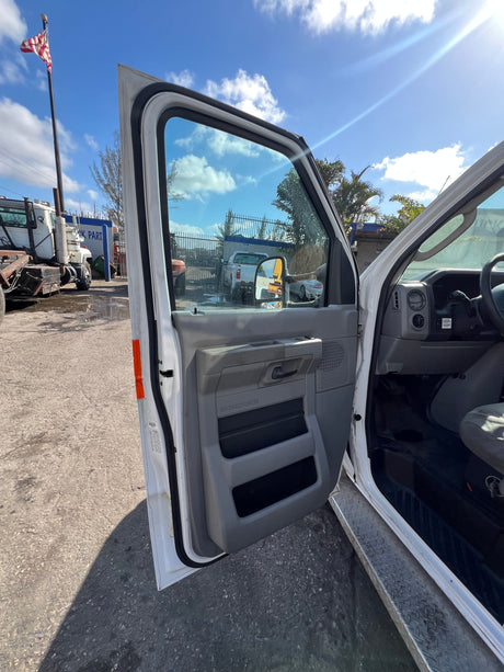 2009 FORD E450 SUPER DUTY Full-Size Van Ambulance/ Truck